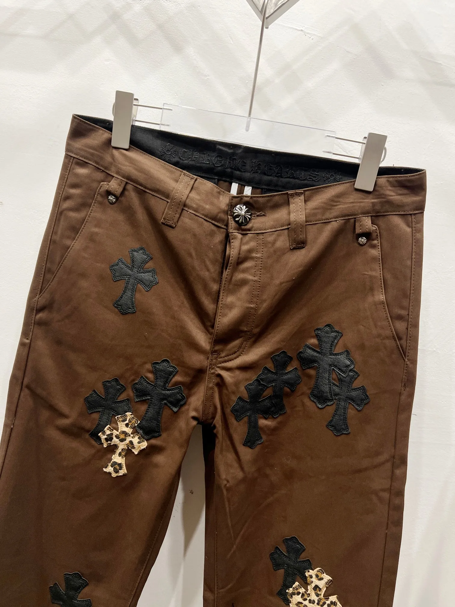 P260 Style No.: (c046) ChromeHearts & ChromeHearts brown casual pants and jeans, original hardware accessories, washed and other hanging tags, QR code analysis is from the original factory, high degree of restoration, you are welcome to compare the products~ Three-dimensional version Loose and comfortable, not picky about the figure, taller and slimmer, factory Seiko, original quality control, same style for men and women, can be matched with couples, versatile recommendation, must-have jeans for all seasons, fashionable people have been disappointed From the quality selection of fabrics, the tailoring of details, and the matching of patterns, everything is impeccable! The upper body is so handsome when worn...it can be easily worn by men, women and children! The craftsmanship is made of heavy-duty washed pure cotton denim fabric. After washing, it is soft and thick and looks very stylish when worn. Size: 28, 30, 32, 34, 36 (S-XXL) Color: Brown